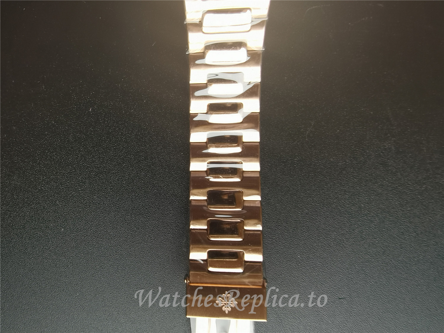 Patek Philippe Nautilus Replica Watch 5711/1R-001 40MM - WatchesReplica.is